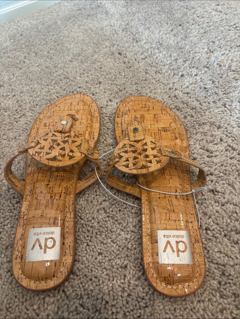 Dolce Vita Cork-Pattern Thong Sandals in Tan size 8 - Picture 7 of 7